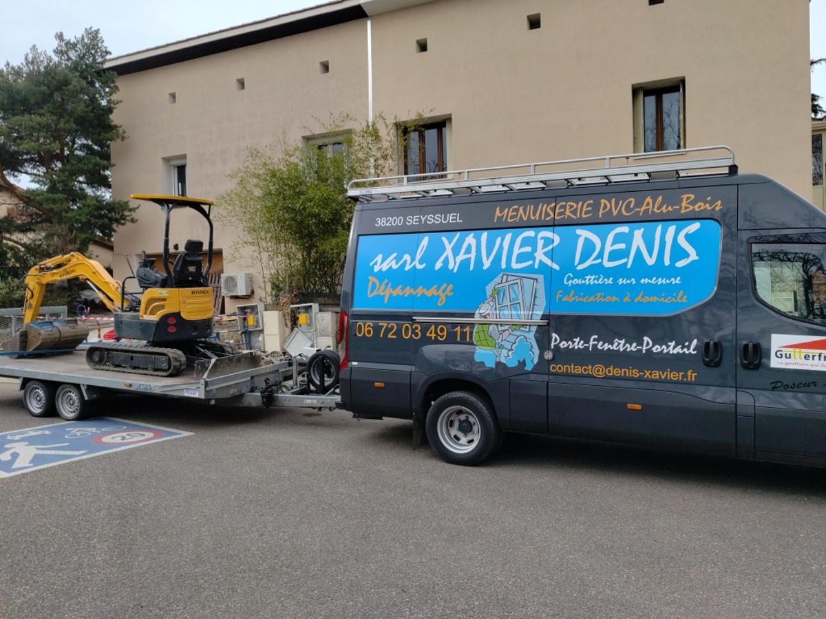 Mini pelle Hyundai sur remorque – Service de location avec chauffeur par Xavier Denis à Seyssuel