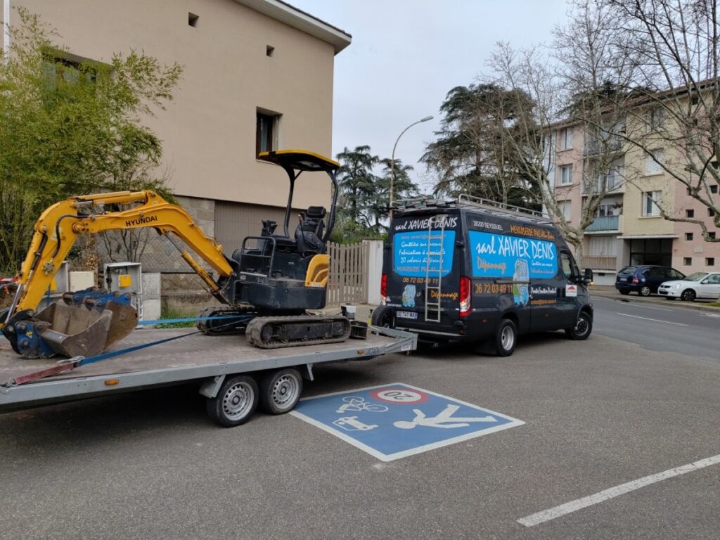 Mini pelle Hyundai sur remorque – Service de location avec chauffeur par Xavier Denis à Seyssuel